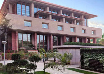 The Delhi High Court found the Delhi Gurdwara Management Committee guilty of contempt for failing to pay school staff, stating that Sikhism advocates generosity.