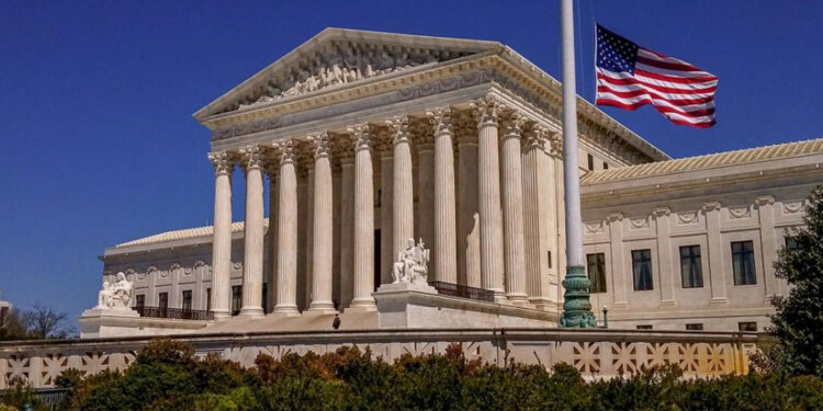 The US Supreme Court has permitted a Texas immigration law that allows the arrest of migrants. The White House has criticized the decision, calling the law “harmful and unconstitutional.”