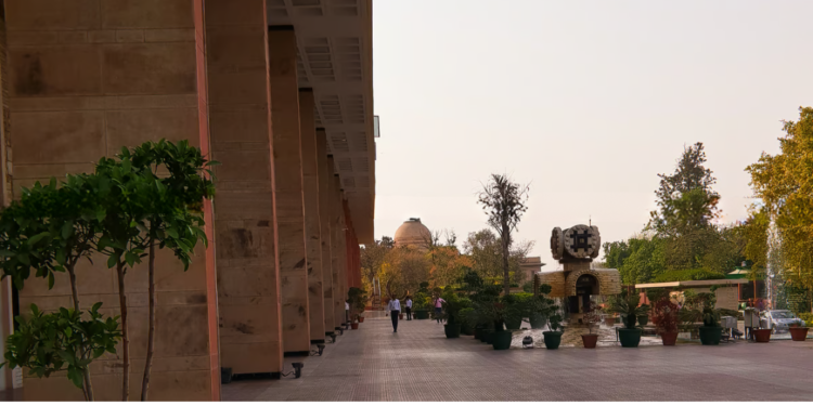 The Delhi High Court has dismissed a contempt case against a lawyer but has requested the Bar Council of Delhi (BCD) to evaluate his professional fitness.