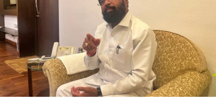 In an interview, Eknath Shinde remarked, “Uddhav’s neck collar is no longer there, he is roaming around; I should get credit for that.”