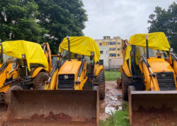 The Telangana High Court halts the demolition of actor Nagarjuna’s convention center.