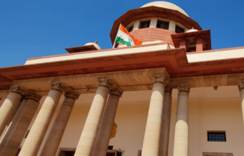 The Delhi High Court has affirmed the authority of consumer commissions to issue arrest warrants.