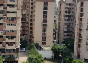 Delhi High Court criticizes the DDA for the unsafe and substandard construction of Signature View flats, granting permission for their demolition.